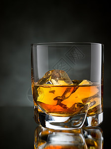 威士忌加冰块对象酒吧玻璃岩石黄色反射液体不倒翁黑色图片