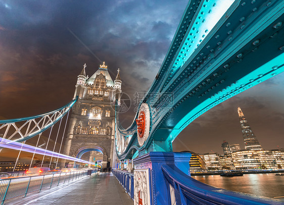 伦敦塔桥上夜幕 蓝色金属结构图案图片
