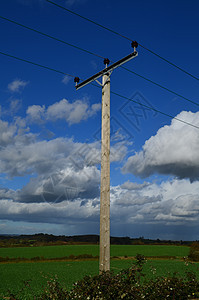 木电杆乡村蓝色天空公用事业农村危险桅杆场地电缆震惊图片