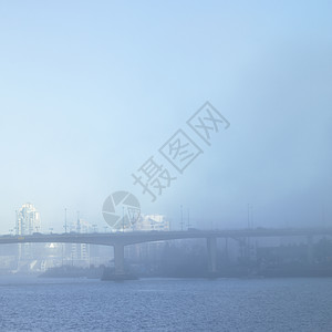 雾天桥图片