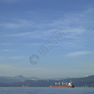 海上油轮巡航青色波浪薄雾天气山脉船舶蓝色气象天空图片