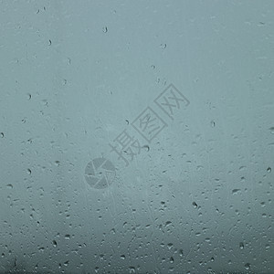 窗口中的雨滴蒸汽青色玻璃运动滴水细流飞沫薄雾窗户雾化图片