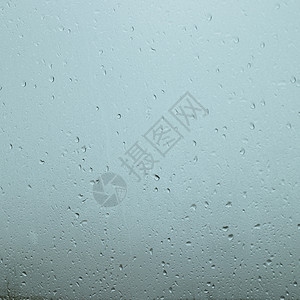 窗口中的雨滴色调滴水蓝色水分薄雾冲洗蒸汽细雨运动淋浴图片