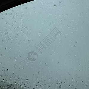 窗口中的雨滴雾化淋浴湿度窗户蒸汽色调细雨冲洗蓝色雨量图片