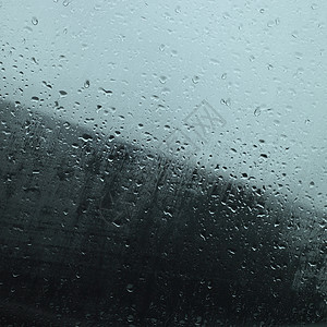 窗口中的雨滴窗户运动细雨蒸汽运球滴水玻璃细流色调薄雾图片
