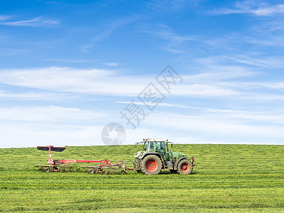 绿色草地上的拖拉机图片