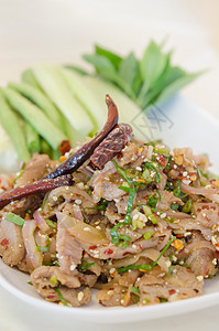 辣辣薄煎猪肉盘子沙拉绿色洋葱猪肉食物蔬菜香料美食图片