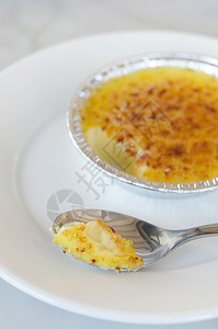 以勺子为汤匙的粗菜甜点白色烹饪美食黄色香草食物棕色釉面奶油图片