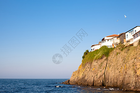 悬崖上的房子海浪红色石头水平建筑蓝色绿色建筑学白色天空图片