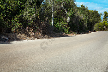 阳光下空路的蓝色天空目的地地平线小路农村沥青驾驶冒险街道自由假期天气图片