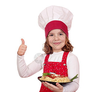 美丽的小女孩用拇指和意大利面做饭图片