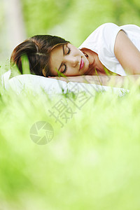 睡在草地上的女人公园白色枕头女性睡眠毯子场地绿色女孩自由图片
