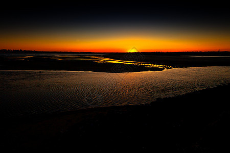 Tejo河的日落美丽黄色太阳镜子反射红色天空图片
