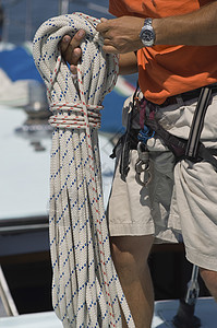 在帆船上绑绳索的年轻水手中流体图片