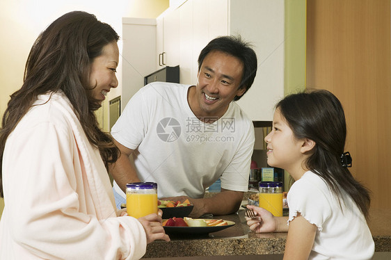 家庭在厨房吃早饭图片