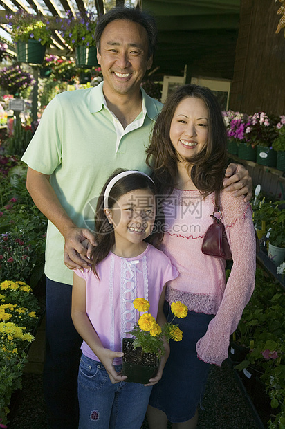 在苗圃肖像前视线为植物的家庭购物图片