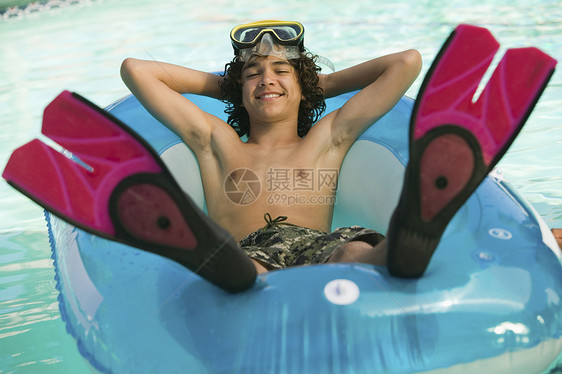 整个快乐男孩在度假村游泳池的充气管上放松了全身快乐男孩图片