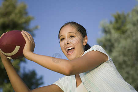 女青年在户外运动足球图片