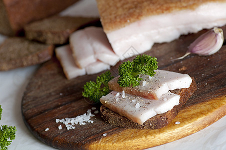 黑麦面包上的咸猪叉香菜静物小吃美食沙龙洋葱面包熏肉饮食胡椒图片