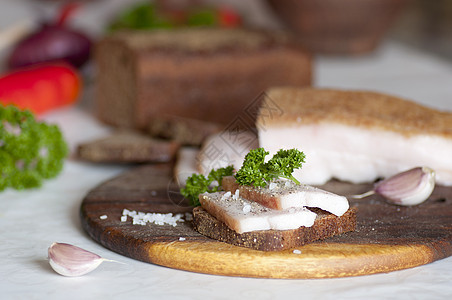黑麦面包上的咸猪叉面包香菜静物沙龙美食洋葱胡椒熏肉小吃饮食图片
