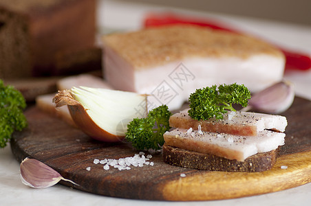 黑麦面包上的咸猪叉沙龙胡椒小吃静物美食香菜饮食洋葱面包熏肉图片