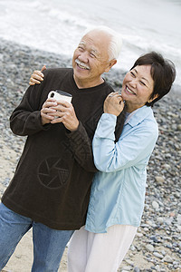 沙滩上年长的情侣在看镜头图片