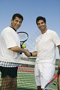 网球玩家在法庭肖像上握手图片