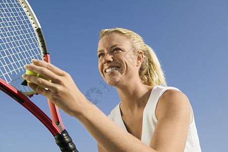 女性网球玩家准备使用低角度视图近距离图片