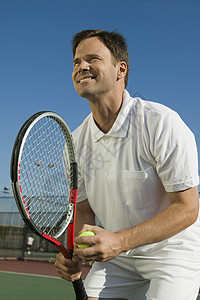 男性网球玩家准备使用低角度视图图片