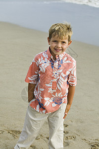 海滩上的男孩海岸娱乐服饰服装眼神人像孩子男生男孩们消遣图片