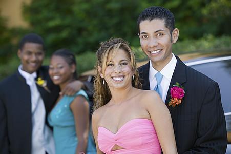 在汽车肖像机外穿着打扮优雅的十几对年轻夫妇图片
