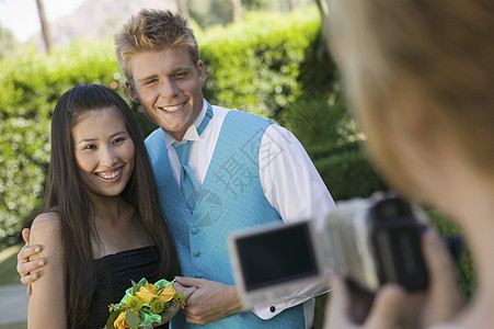 穿着穿好衣服的青少年夫妇在校外舞蹈表演录像机图片