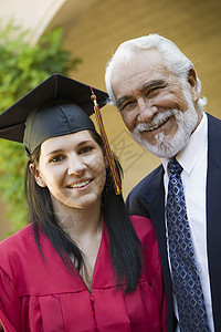 一个年轻女毕业生的肖像 祖父笑着微笑图片
