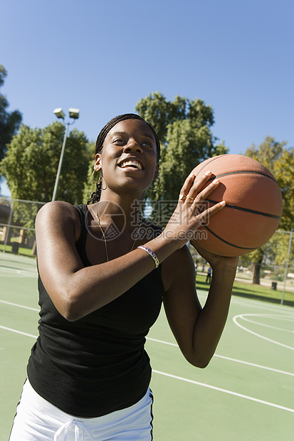 带篮球上庭的非洲裔美裔快乐女性图片
