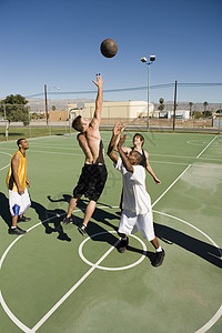 在法庭上打篮球的多种族群体图片