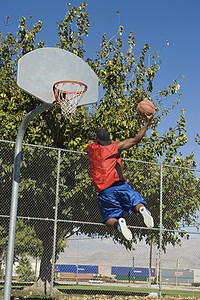 非洲裔美国人跳到得分篮子的后视线图片