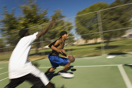 非洲裔美国青年男子在打篮球图片