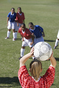 踢足球女孩女足球运动员摄影游戏运动装备女孩们球场女性孩子制服青少年背景