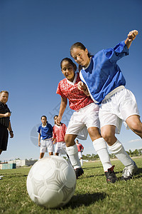 女孩(13-17岁)在足球低角度看球图片