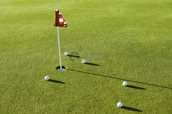 在高尔夫球场上用旗帜看几个高尔夫球图片