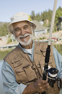 快乐的西班牙裔高级捕鱼者的肖像图片