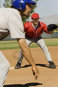 年轻棒球选手在比赛前练球图片
