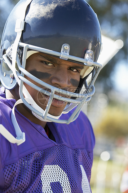 一名美国非洲裔橄榄球运动员戴头盔的肖像图片