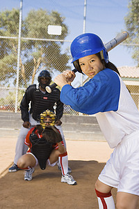 一个亚洲棒球运动员的肖像 准备与背景中的竞争对手和裁判一起拍一张照片图片