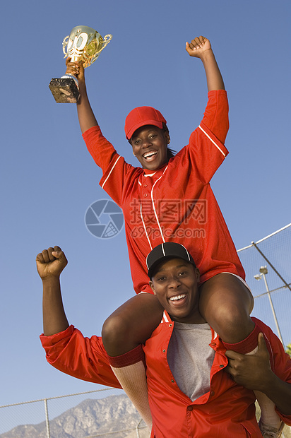 充满欢乐的美国非洲棒球运动员奖杯的肖像图片