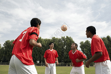 练习会期间球头的足球运动员; 在练习会中图片