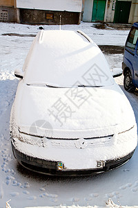 雪中汽车运输街道暴风雪天气白色图片