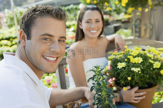 一个英俊年轻男人的肖像 在植物园里 和女人在一起图片