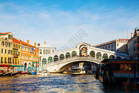 位于意大利威尼斯的Rialto桥旅行天空血管游客航海地标历史缆车运河城市图片