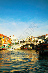 位于意大利威尼斯的Rialto桥历史地标游客缆车航海旅行运河城市血管天空图片